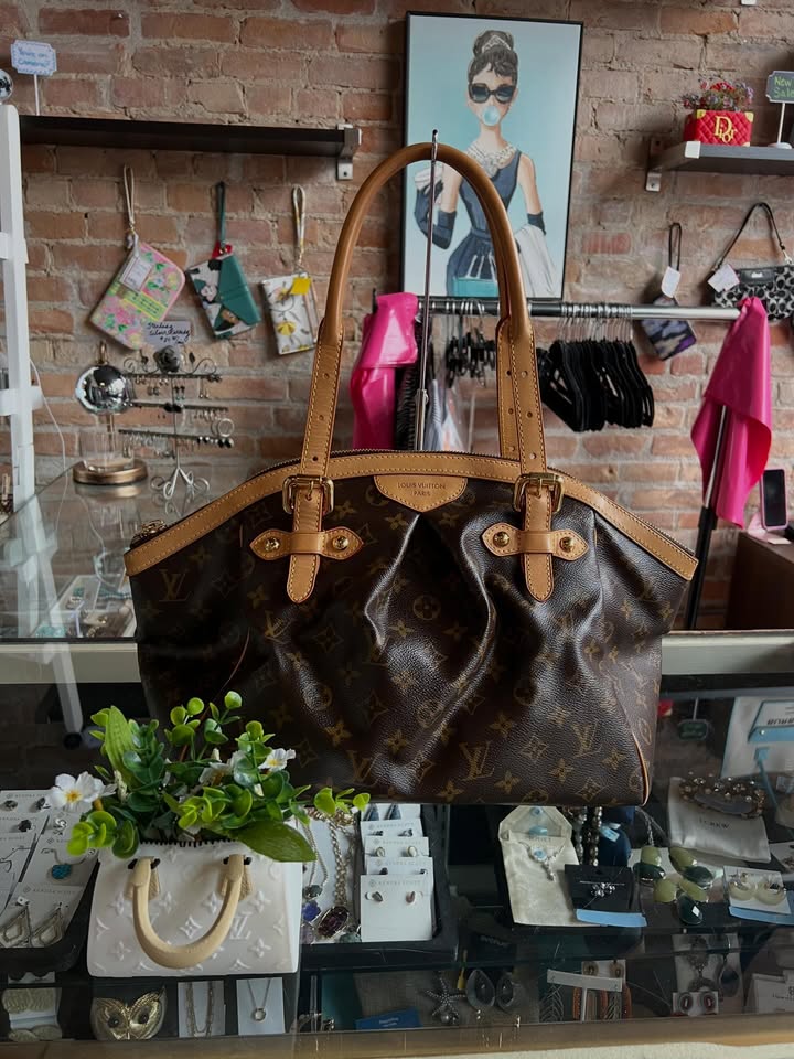 💝🎈WHEN DOES A SINGLE HANDBAG GET ITS OWN POST?… when it’s a mint condition, Louis Vuitton Tivoli GM designer bag at a fabulous p...